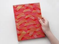 Japanbuch Tokyo Memo, Chiyogami Saitenspiel Auf Rot, 17 X 22 Cm 3 Japanbuch Tokyo Memo, Chiyogami Saitenspiel Auf Rot, 17 X 22 Cm – Bild 3